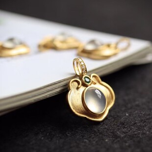 Fubei Diamond Jewelry 18K Gold Inlaid with Natural Jade a Goods Lock White Ice Ruyi Pendant 16mm High Ice
