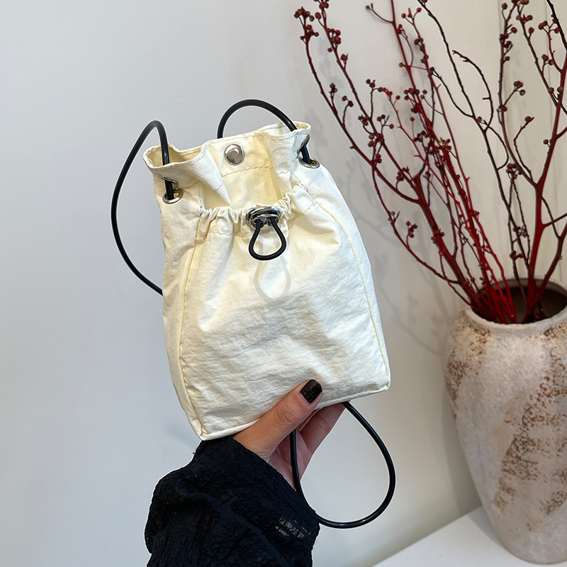 Casual bolso de tela de nylon ultra-fuego para mujeres 2024 nuevo verano versátil bolso de hombro bolso de cubo bolso de teléfono celular