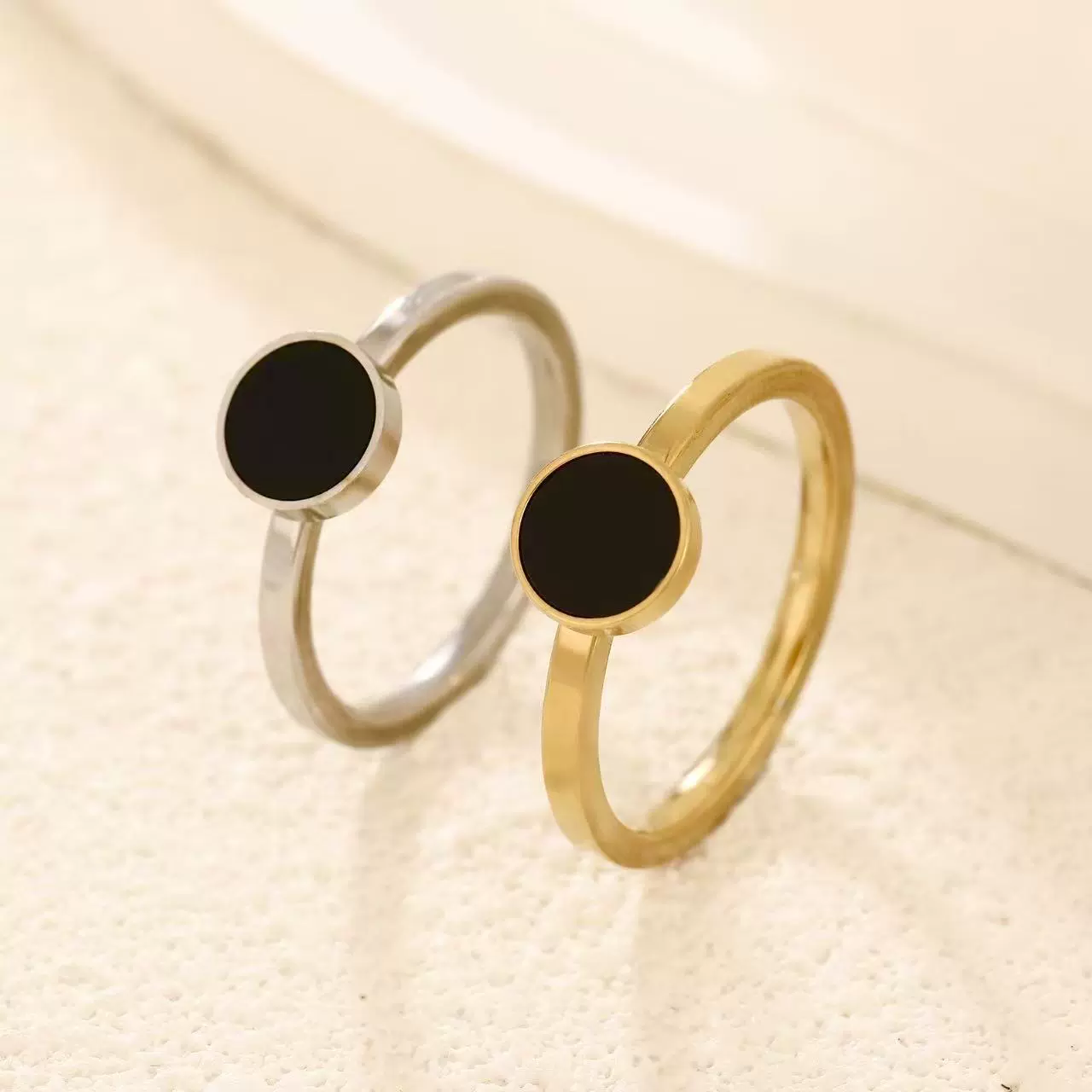 新款不锈钢饰品焊黑色圆牌戒指小众百搭高级感钛钢戒指厂家