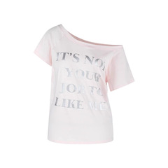 韓国ピンク斜め肩レタープリント半袖Tシャツ女性用2025新しい夏のルーズレイジースタイルオフショルダートップ