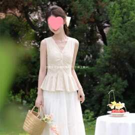 拉窝姐姐杏色甜美镂空V领吊带背心女夏季荷叶边修身显瘦无袖衣