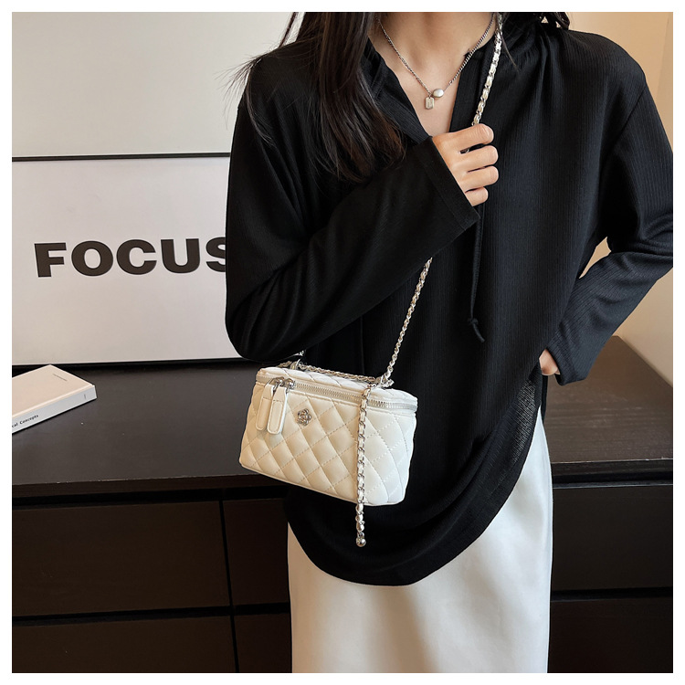 Bolso pequeño con hilo de bordar Lingge Bolso bandolera de cadena salvaje de nueva textura transfronteriza para mujer Bolso cuadrado pequeño portátil de estilo caliente popular
