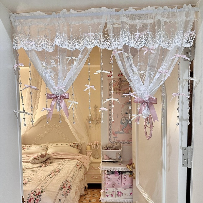 蝶結びのカーテンの寝室に部屋のビーズチェーンを配置してピンクの少女の心の雰囲気を改造します。|undefined