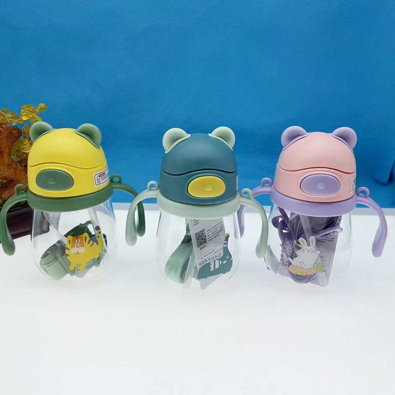 Fábrica al por mayor de los niños taza de plástico mango Correa bebé beber taza PC plástico bebé taza de paja