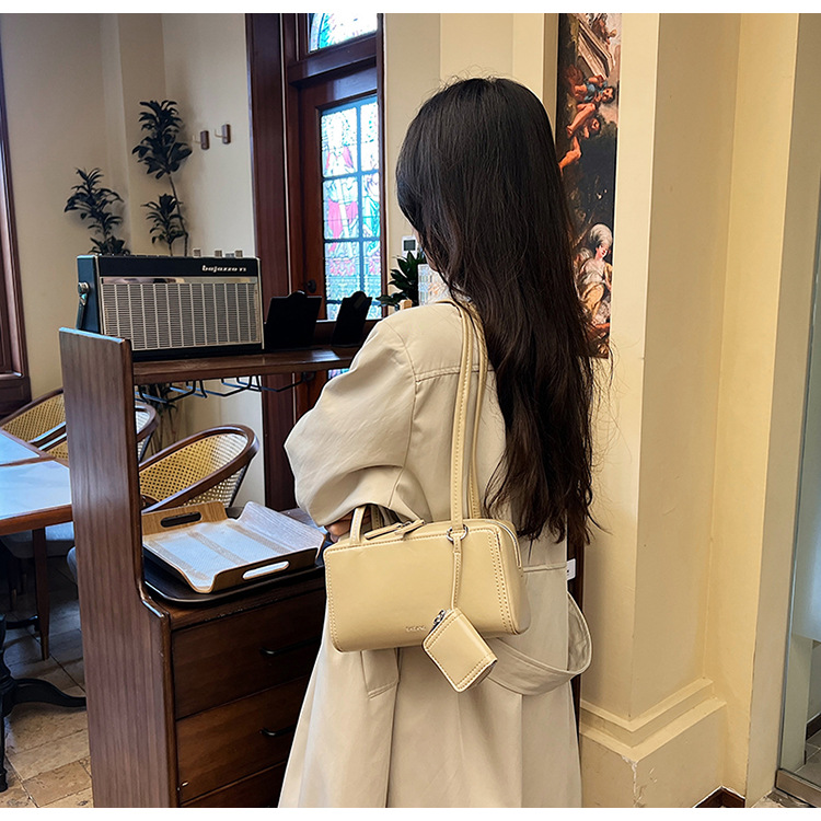The 2024 new women's single-shoulder underarm bag is a simple and elegant commuting bag with a Korean-style niche design sense. It's a small square bag undefined