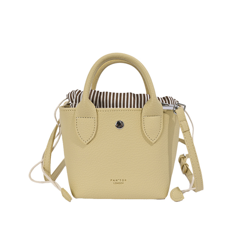 Este año, la popularidad de la bolsa de cubo de agua de litchi, la mujer de verano, el nuevo diseño de cuerda de tracción, la bolsa de viaje diaria, la bolsa de mochila universal.