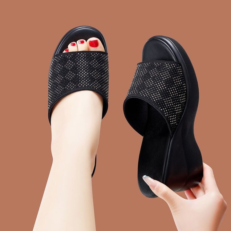 Zapatillas de talón alto de diamante para mujeres 2026 verano nuevo estilo de moda para usar zapatillas antideslizantes de suela gruesa