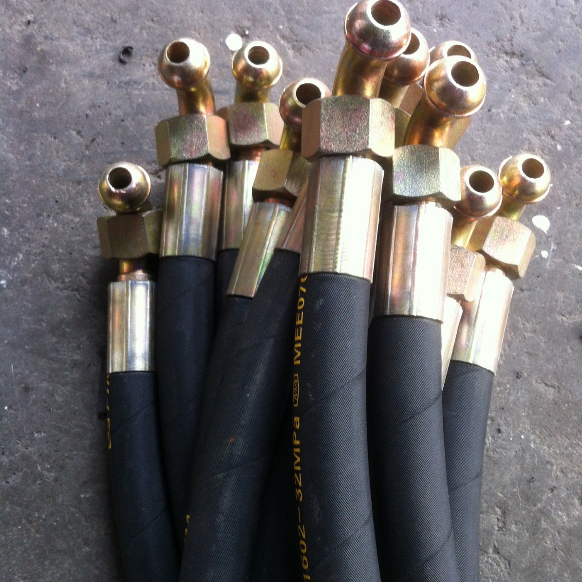 厂家直销高压编织胶管 天然橡胶缠绕胶管护线金属软管批发