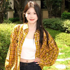 春と秋の新商品のレトロなシックな黄色の格子のシャツのコートの女性のoversizeのゆったりしたペンダント感の怠惰なシャツ
