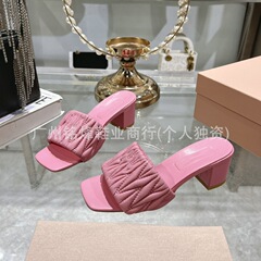 高バージョン ~ 新型iu家スリッパの四角い頭のしわとハイヒールの外に欧米のファッションを着ている女性