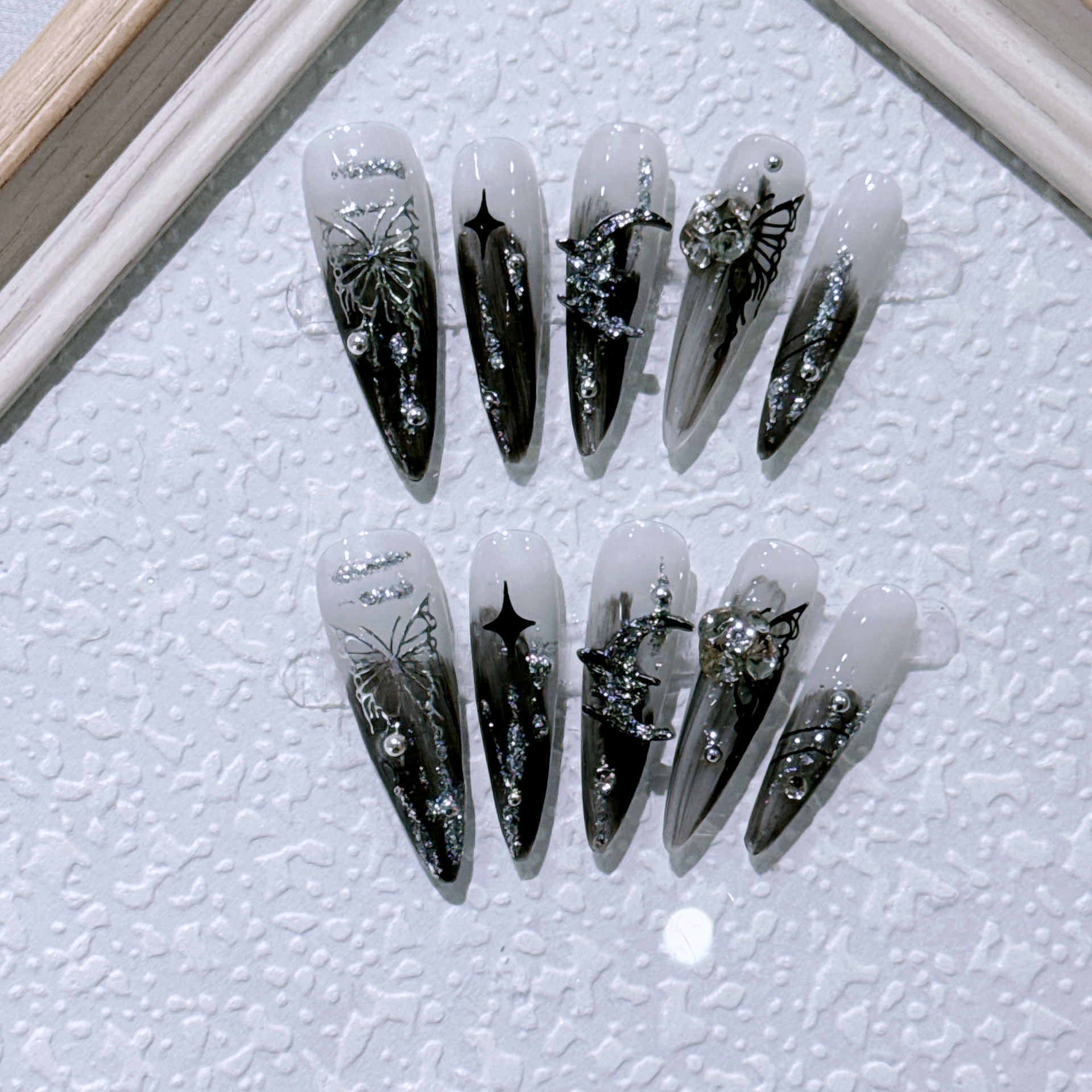 Desgaste original hecho a mano uñas metal pintado a mano mariposa líquida Flor de encaje oscuro mariposa floreciente autoextraíble