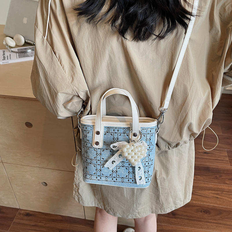 Bolso de cubo de mano de mezclilla de diamantes calientes popular de verano para mujer 2025 nuevo bolso de hombro de viajero de todo fósforo bolso de mensajero coreano