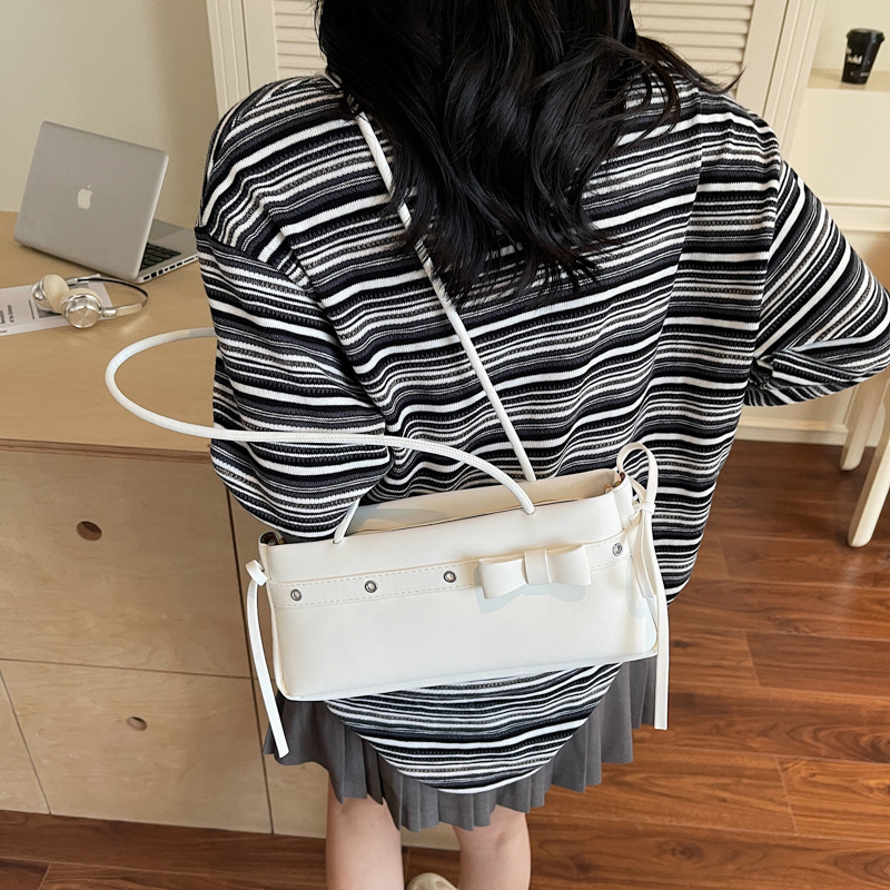 Bolso de axila popular de este año 2025 verano nuevo bolso femenino bolso de textura esmerilada bolso de hombro de color en contraste con lazo