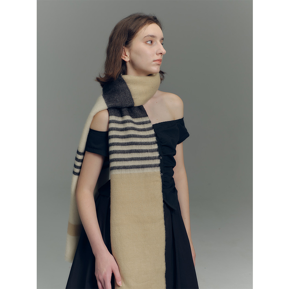 Novo cachecol xadrez feminino em imitação de cashmere com blocos de cores cáqui e nude, com bordas desfiadas, ideal para outono e inverno. Tamanho ampliado._voghion.com