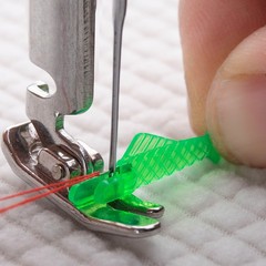 5つのミシンは針を通します。