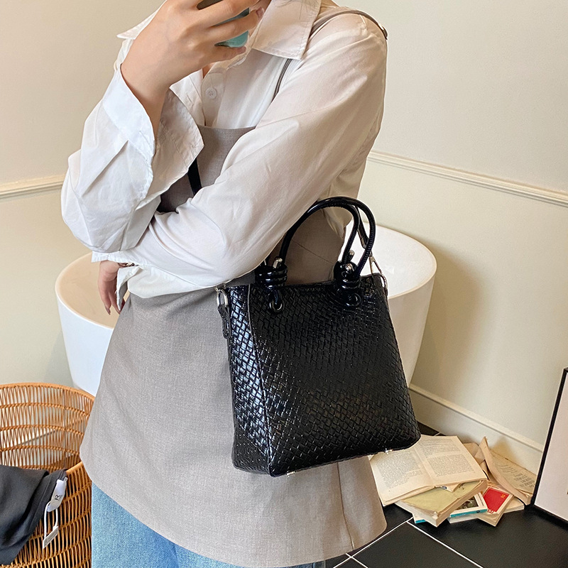 Bolso de cubo portátil tejido de comercio exterior femenino 2025 nuevo estilo estilo estilo occidental todo-fósforo bolso de mensajero de fuego súper casual simple