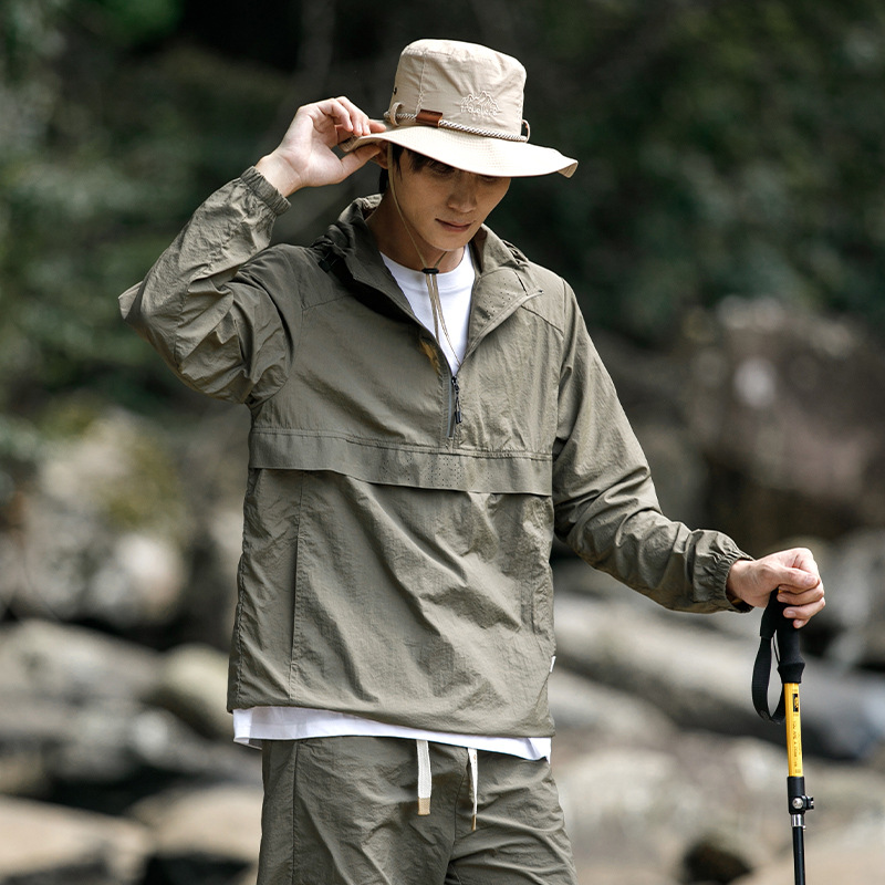Ropa de protección solar al aire libre de montaña para hombres y mujeres de verano nueva seda de hielo delgada impermeable ropa de moda de protección solar pareja chaqueta encapuchada