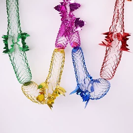 拉花、彩带;圣诞装饰品;场地布置道具