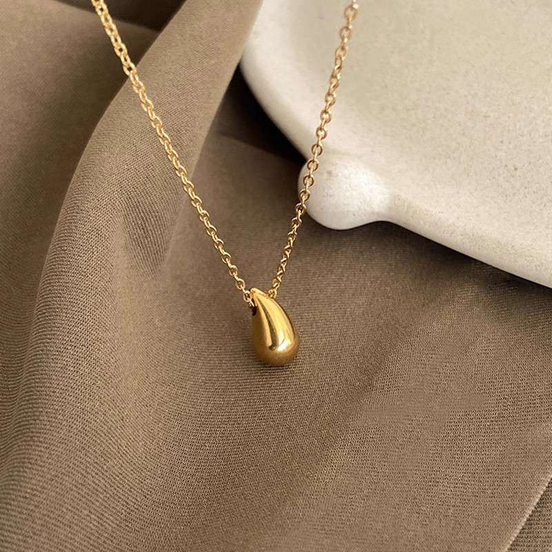 Glossy necklace drop-shaped