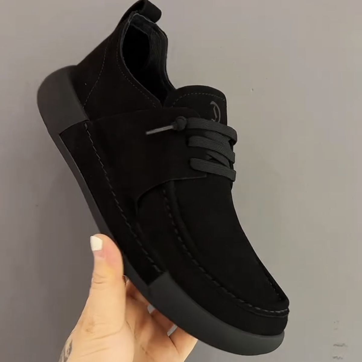 2025 otoño e invierno nuevos zapatos de hombre ligeros más terciopelo cálido zapatos de cuero de todo fósforo moda casual punta redonda zapatos planos al por mayor