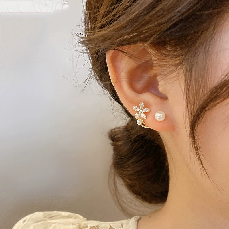 Small design retro earrings from pearl, trend of season, flowered, light luxury style