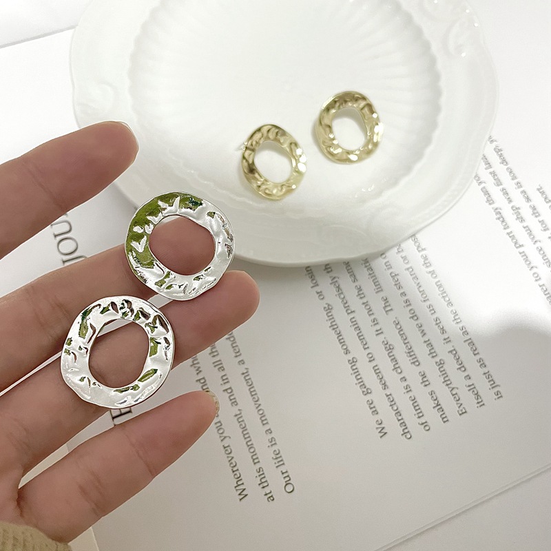 Fashion New Metal Female Circle Stud Alloy Earrings display picture 4