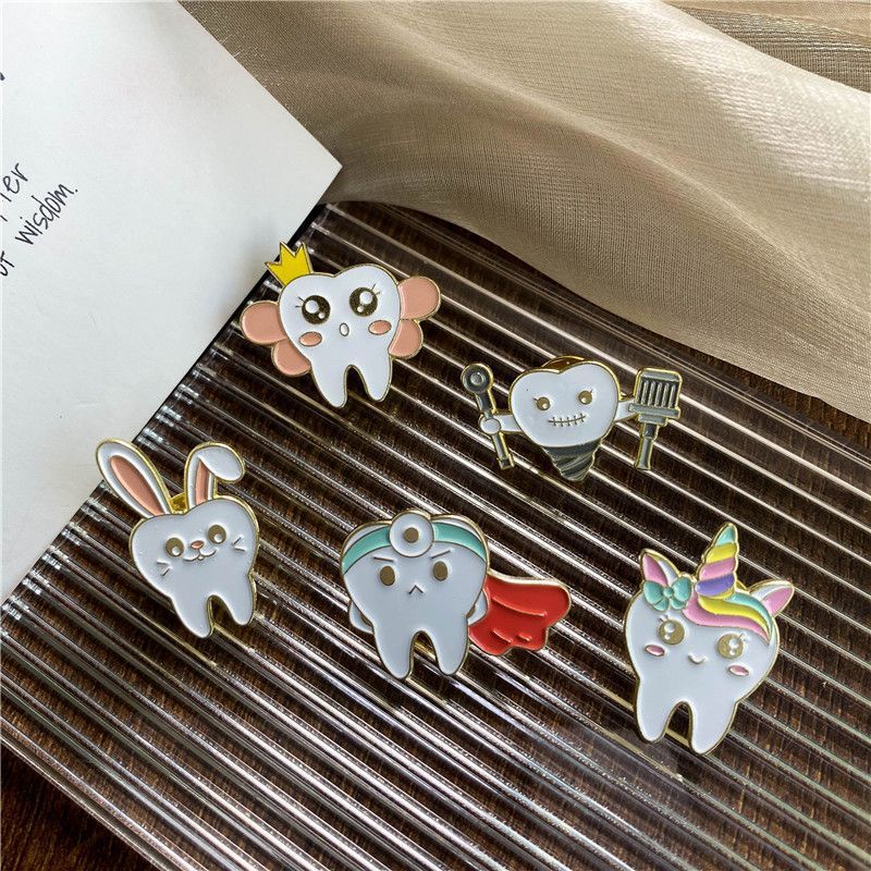 Tecknad tandvårdsbrosch i metall för kläder och väskor_voghion.com