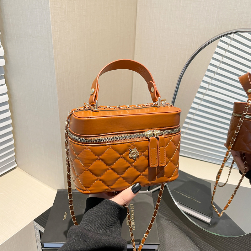 Bolsa de viento de fragancia para mujeres 2024 nuevo este año popular bolsa de caja de maquillaje cadena de diamante bolso de cubo de hombro