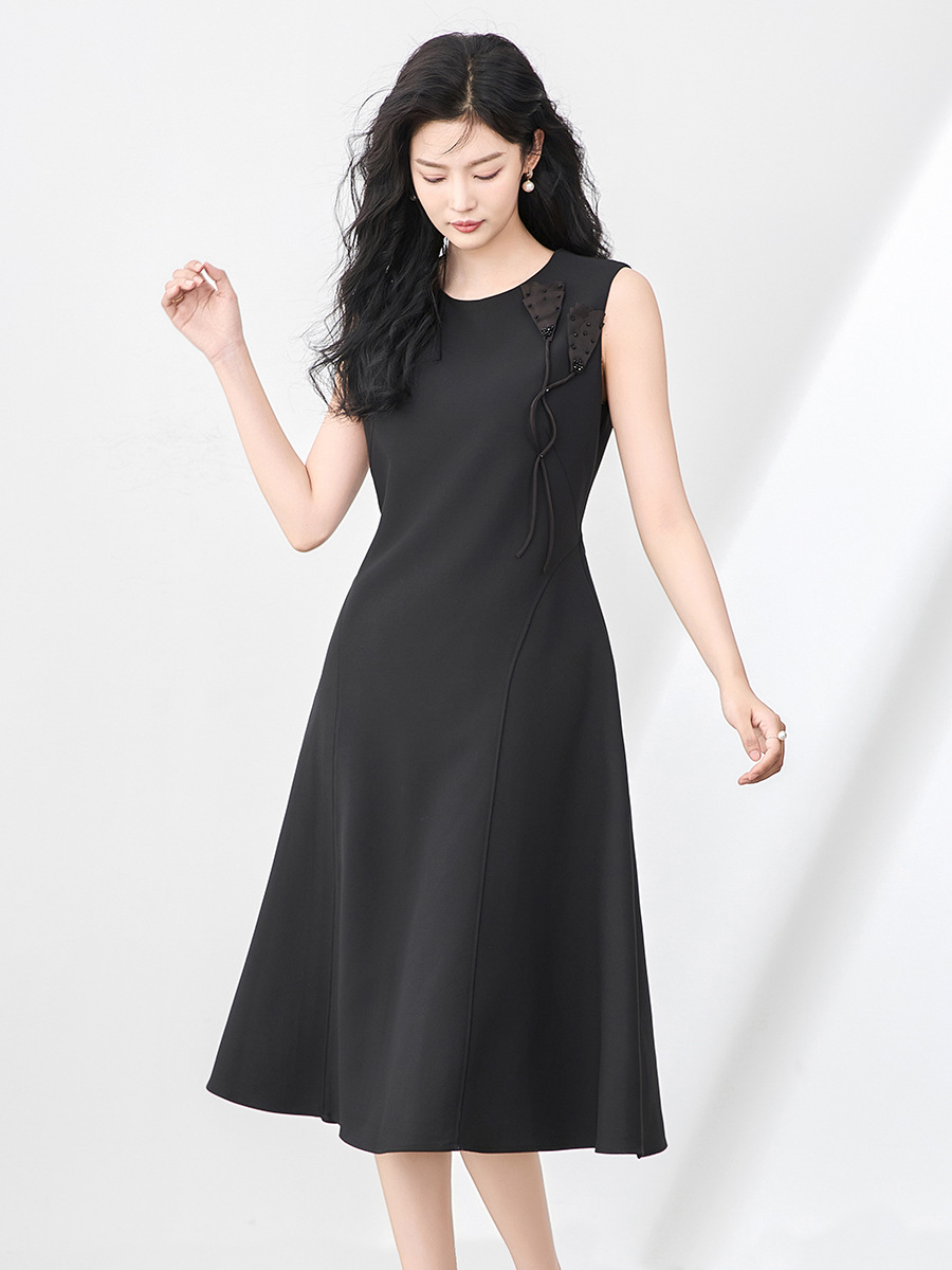 Váy vest không tay chiết eo hoa đính cườm nổi 3D phong cách trưởng thành nhẹ nhàng — Màu đen