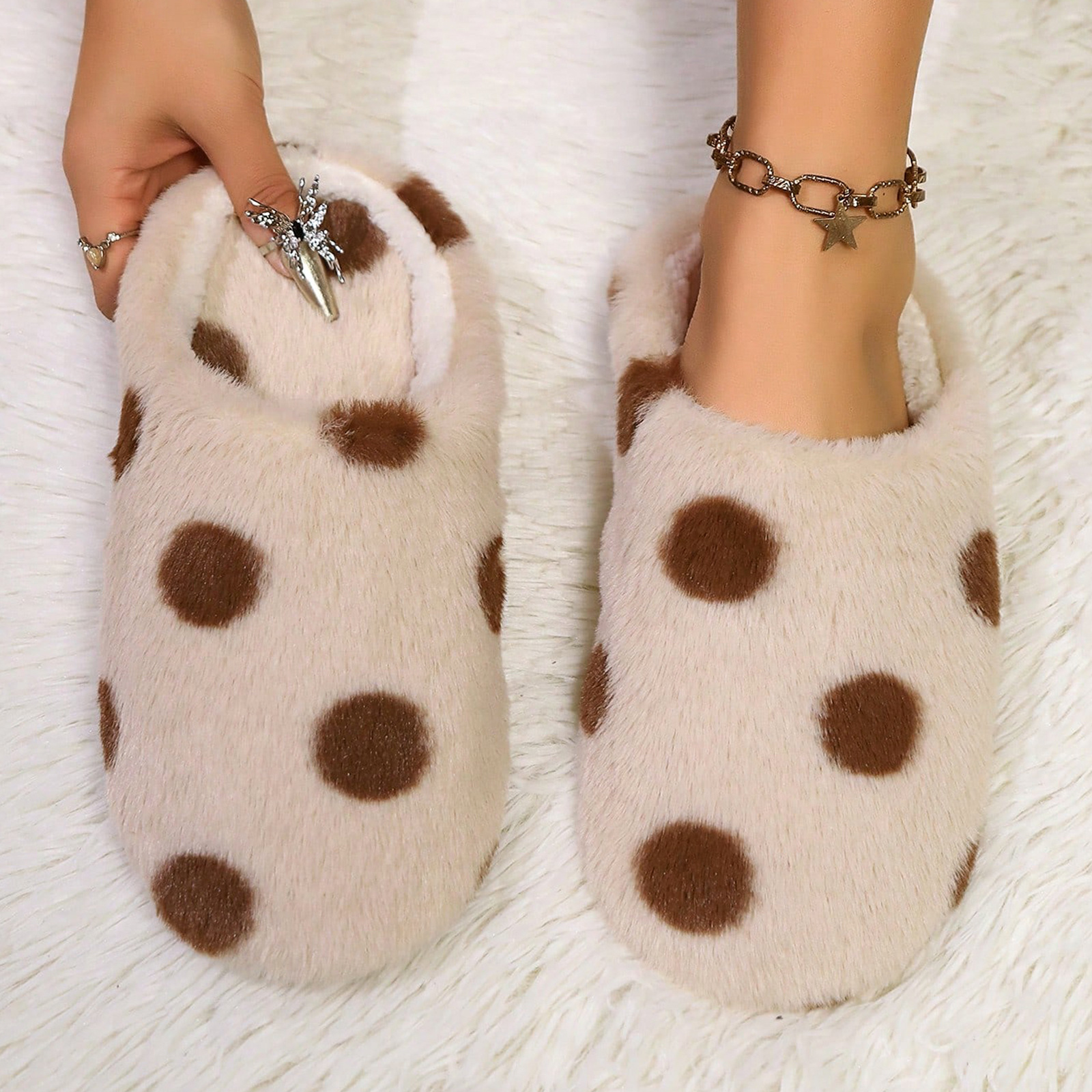 Zapatos de algodón caseros redondos para mujeres de invierno interior y exterior calentamiento de tela de peluche zapatillas de algodón para mujeres cómodas zapatillas de algodón image 9