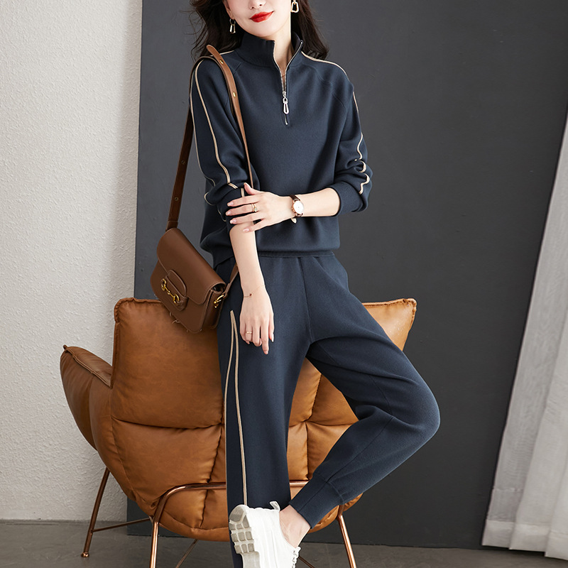 Demi-season sports suit for leisure