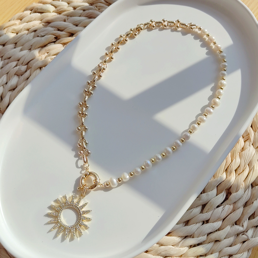 1 Piece Quantity Daily Occasion Copper Material Simple Style Sun Copper Plating Inlay Rhinestones Freshwater Pearl Women's Pendant Necklace