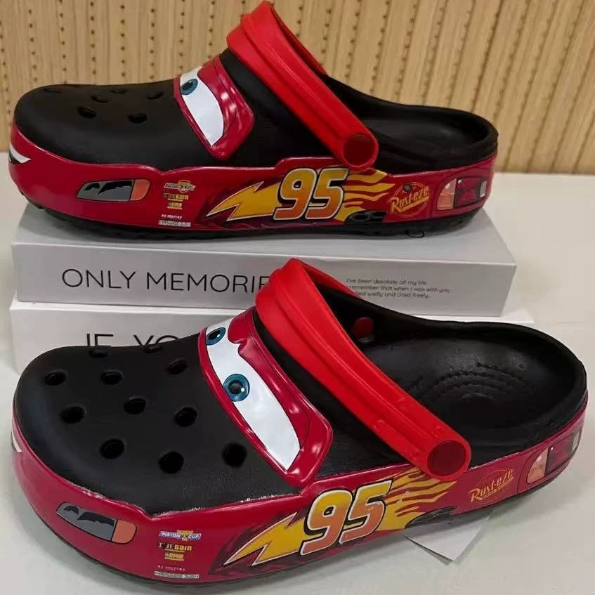 2025 Готовы к стоку McQueen 95 Car Crocs Garden Shoes Модные и универсальные открытые дышащие повседневные сандалии