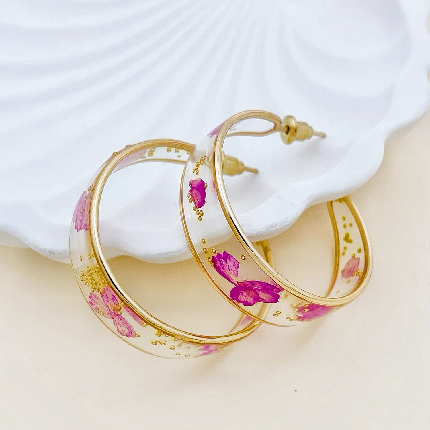 Oversized Sculptural Clear Acrylic Clip-on Earrings Modern Design_voghion.com