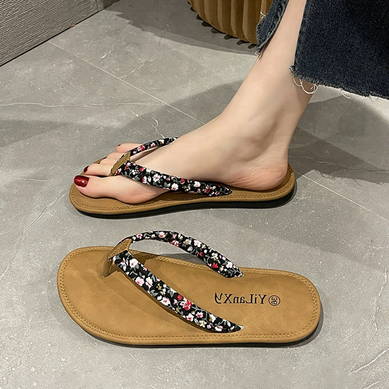 Оптовая новая летняя мода снаружи носить дикие ножки плоские шлепанцы на каблуках женские нескользящие плоские пляжные холодные тапочки