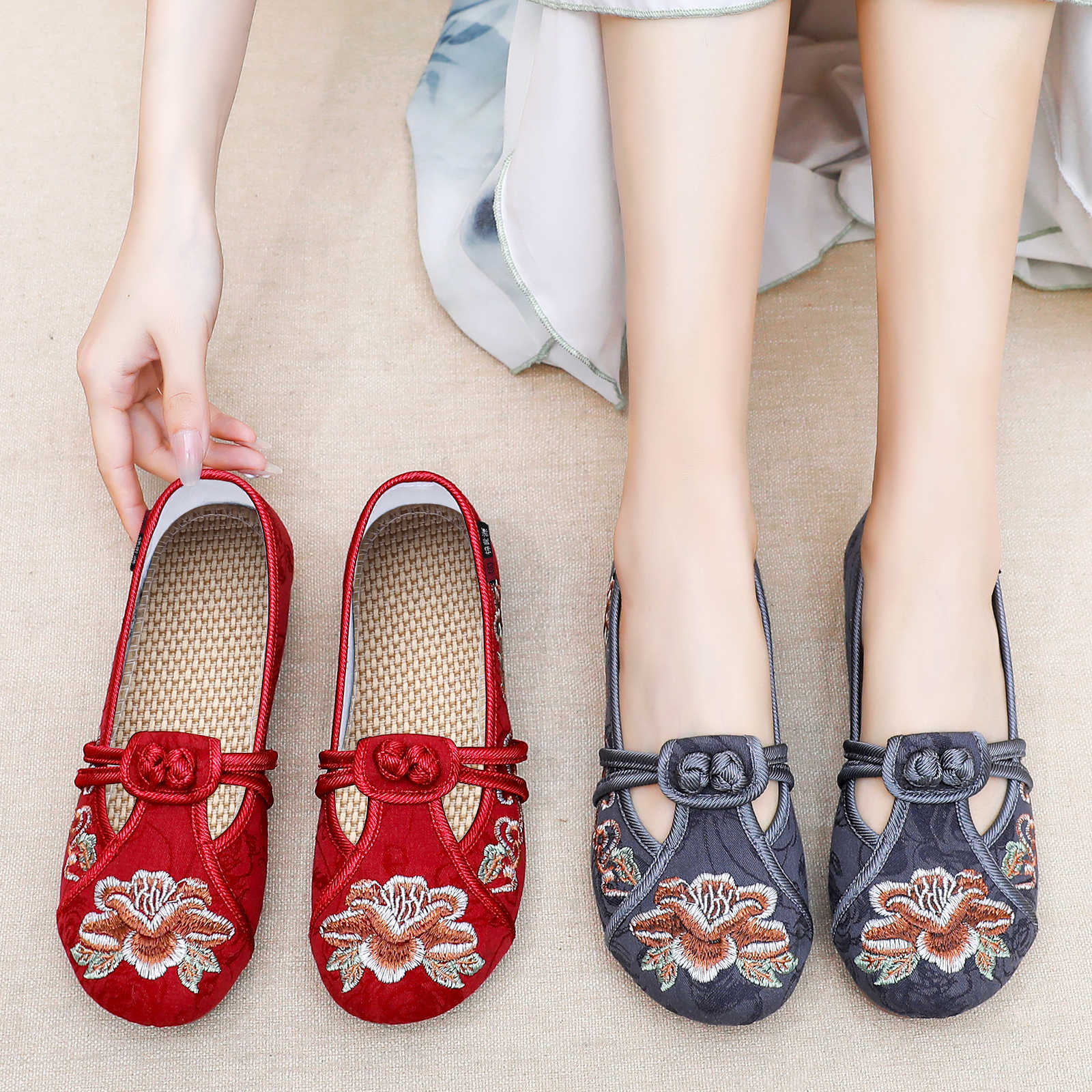 Zapatos casuales de primavera de 2026 zapatos de mujer ligeros y transpirables viejos zapatos de tela de Beijing bordados zapatos de suela suave no cansados zapatos de madre
