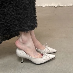 2025子猫と気質フランス式のスカートの浅い靴の先の黒い明るいドリルの細いハイヒールの女性
