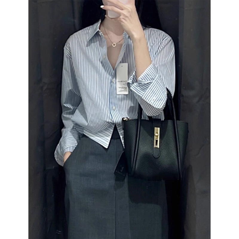화난 푸시 상체 즉시 작은 예쁜 허리  블루 스트라이프 셔츠 여자의 2024 여름 새로운 홍콩 스타일 캐주얼 탑