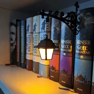 Декоративный фонарь-подсветка для книжной полки
