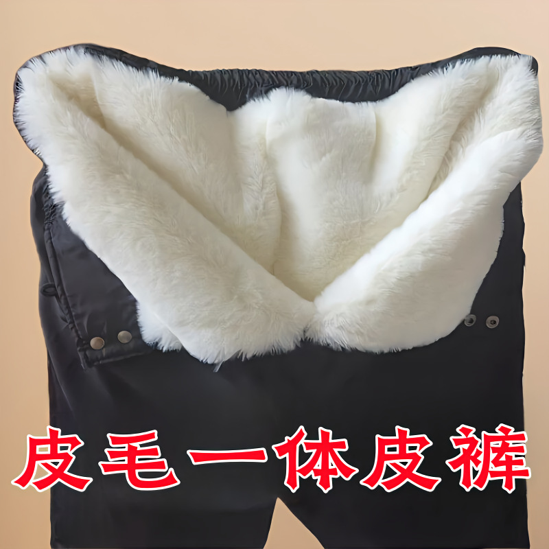 冬の毛皮一体綿ズボンの中で、高齢の男女は内胆を取り外して全体を裁断して、保温の耐寒性のズボンを厚くします。|undefined