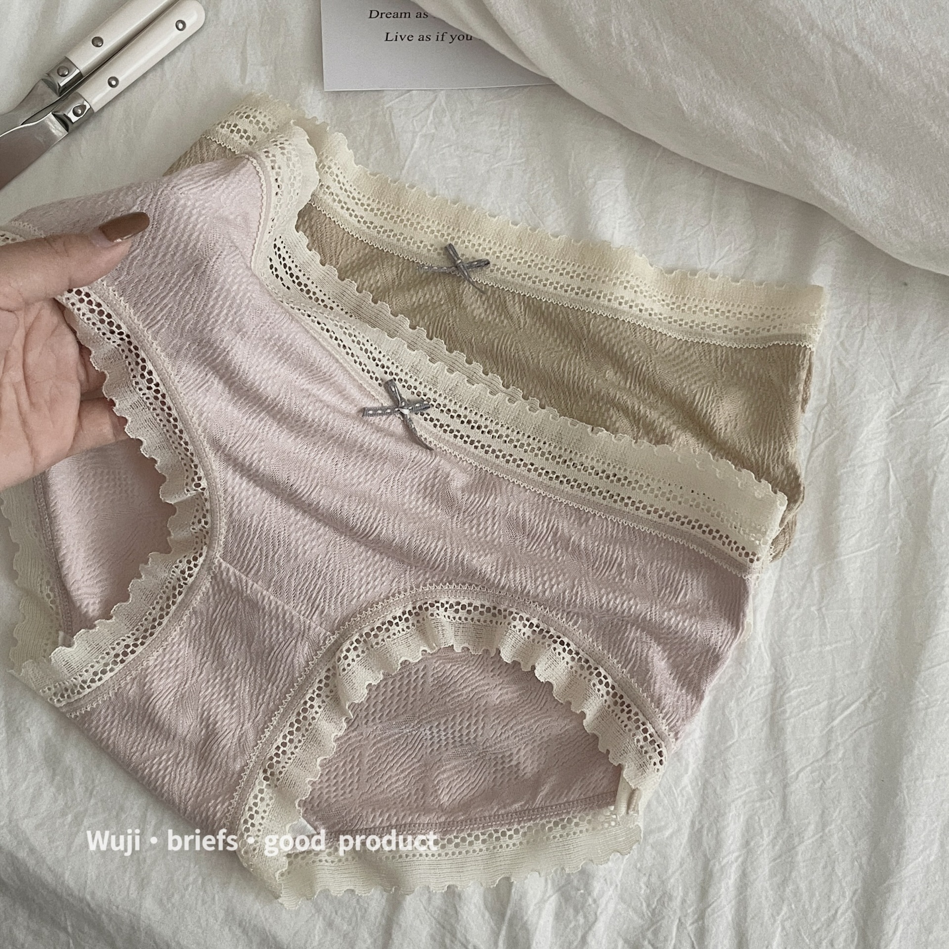 My skin is good at Nali fragrance~ Light oxygen soft and delicate mid-waist lace traceless breathable bubble foam briefs