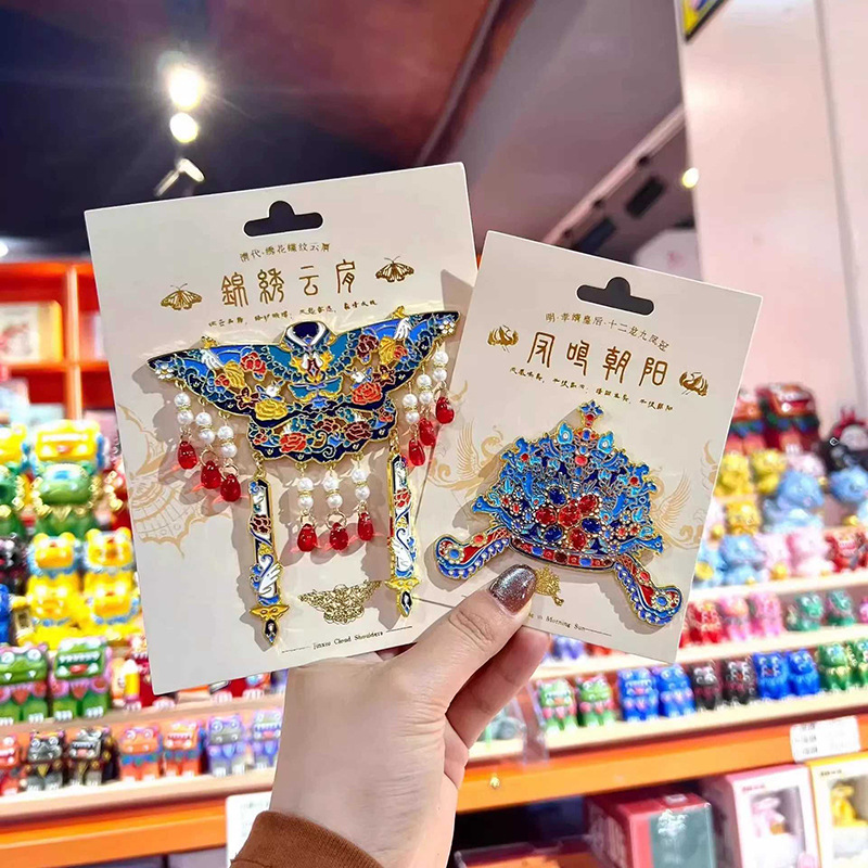 中国故宮博物院で購入した土産品 陶器の蓋付き容器 花と鳳凰の模様 中国故宮博物院で購入した土産品 陶器の蓋付き容器 花と鳳凰の