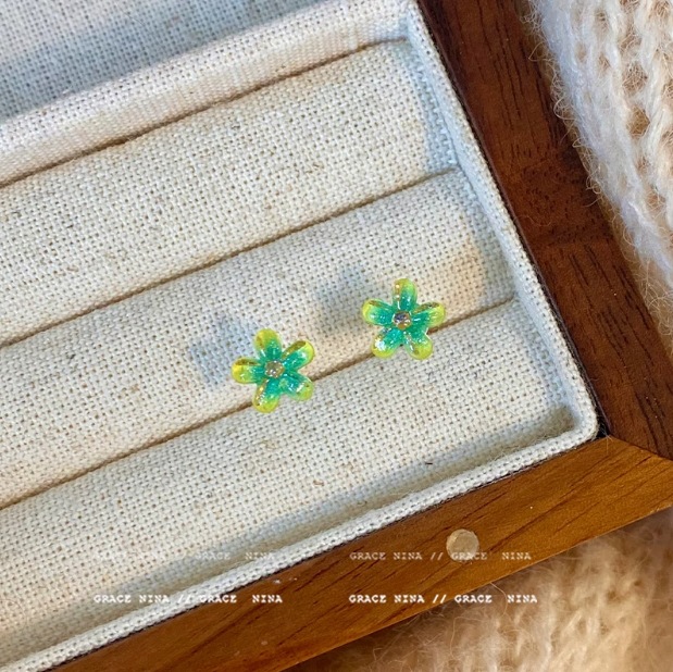 Super Fairy Gradiente Atmósfera Flores Pequeños Pendientes Moda femenina Temperamento Todo fósforo Sentido de alta gama Pendientes de primavera y verano Accesorios para orejas