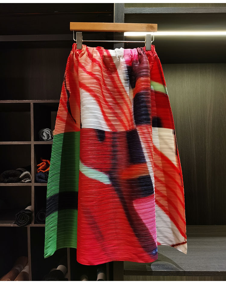 Chân váy midi xếp ly in họa tiết đối lập, cạp chun co giãn, dáng suông nhẹ — xám xanh, xanh lam, đỏ xanh chi tiết 9