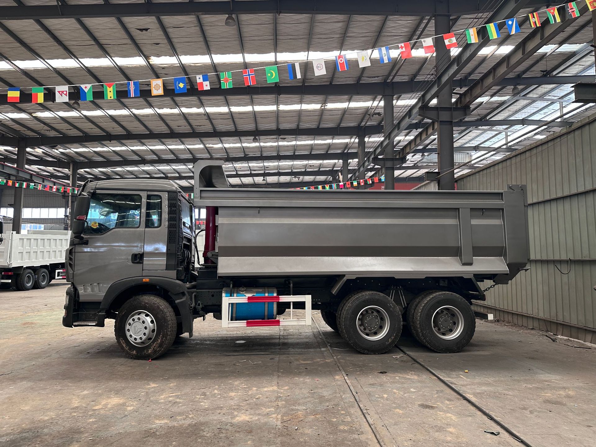 Factory direct cross-border sales of left-hand drive Sinotruk Howo TX371 6*4 dump truck for transporting soil, ore, sand, and gravel