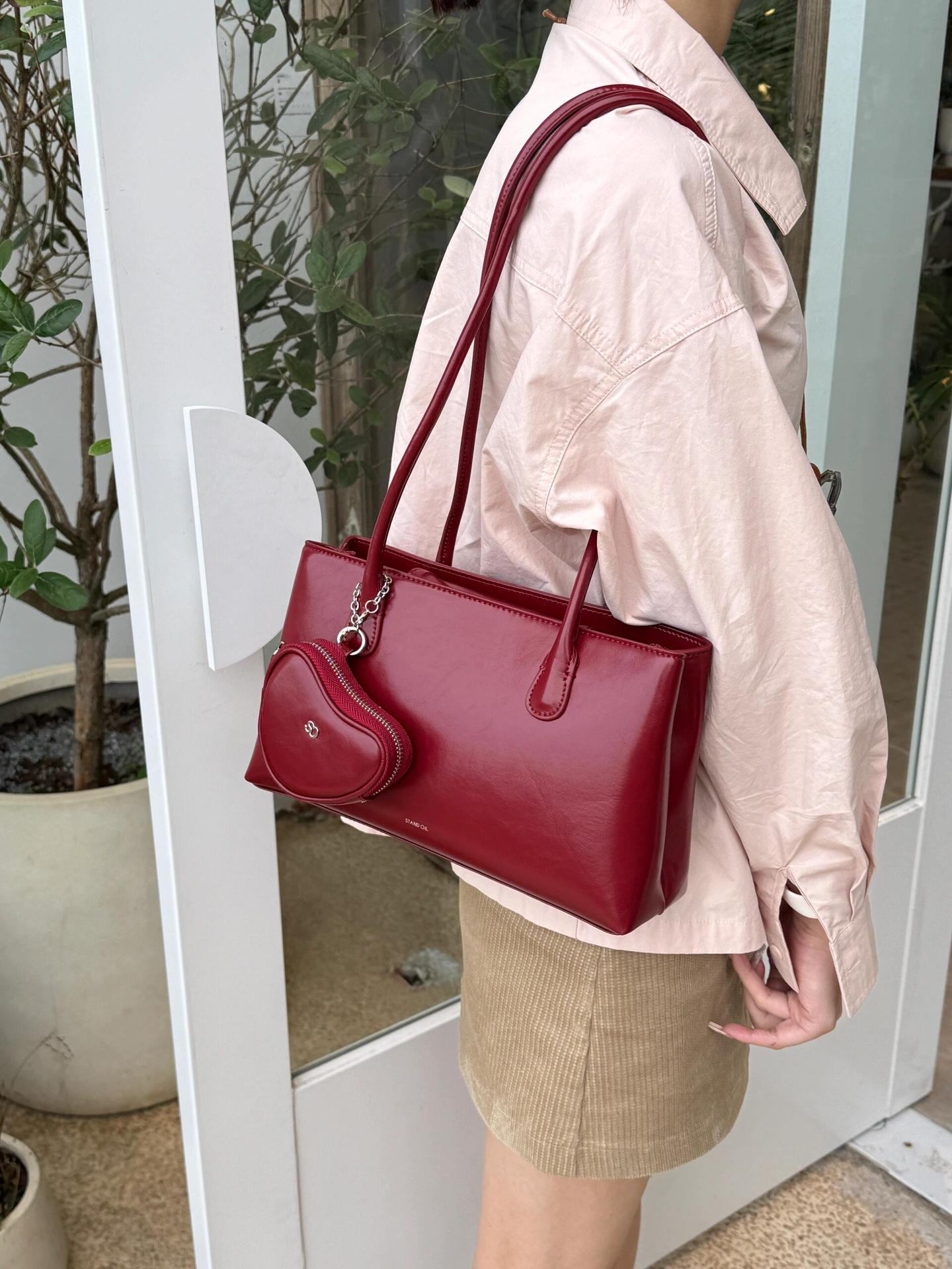 2025 bolsas de nicho coreanas de diseño de mango largo de hombro único bolsas de brazo de gran capacidad para auriculares de amor bolsas para mujeres