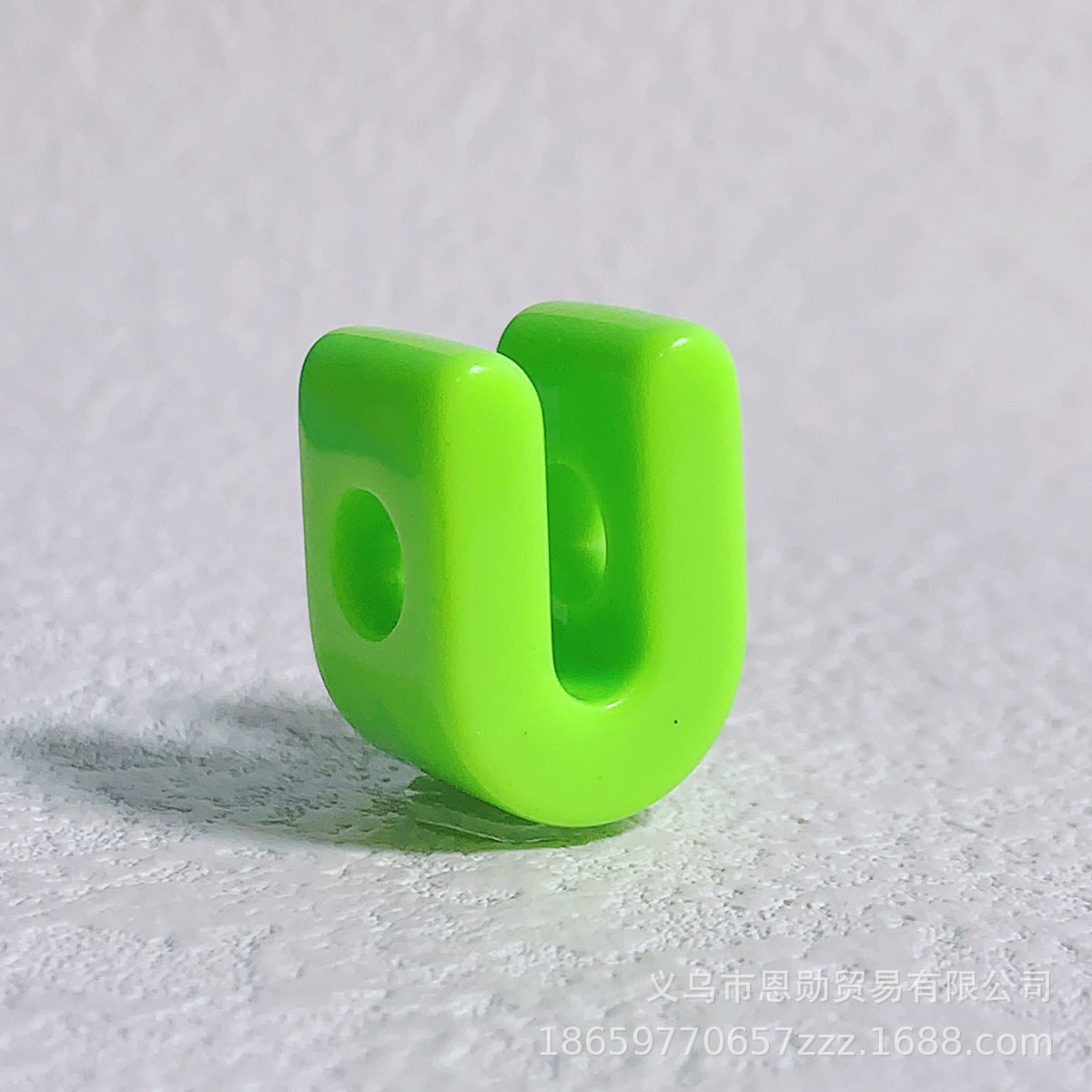 U (green)