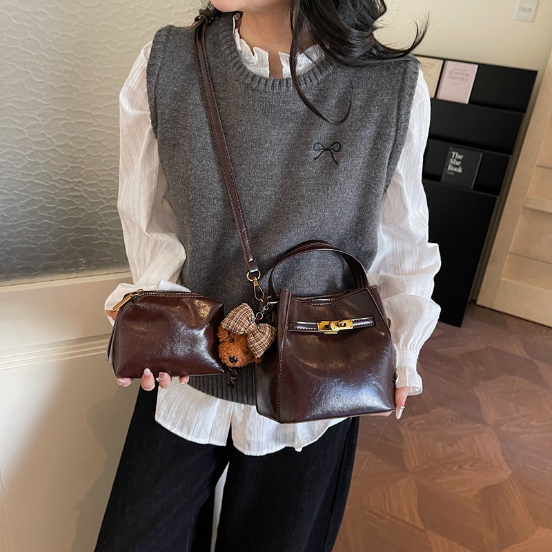 Otoño y invierno bolso de cubo de mano mujer 2025 nuevo estilo de alta calidad retro bolso de hombro universal de transporte público bolso de mujer