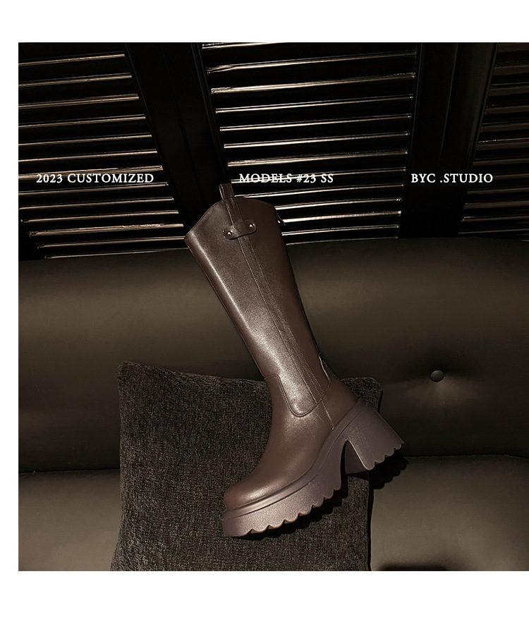 Boot nữ cổ cao mũi tròn gót vuông dày 9 cm, phong cách kỵ sĩ V-cut — Ống lớn màu nâu sẫm lót một lớp chi tiết 50