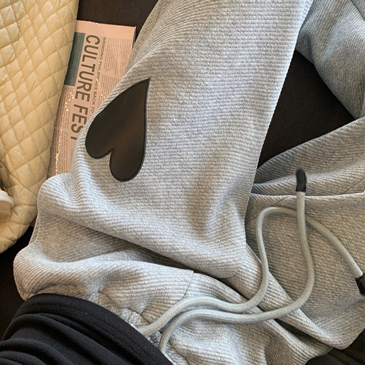 大码秋季新款胖妹妹爱心运动束脚宽松显瘦遮肉卫裤女斤